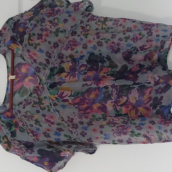 Willow & Clay sheer floral blouse. Floral pattern - Picture 2 of 7